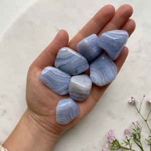 Blauer Chalcedon Trommelstein · A-Qualität