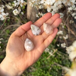 MERKABA Kette mit Kirschblüten Chalcedon Tropfen