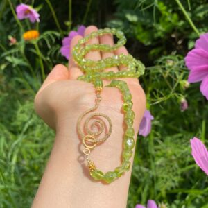 WISE WOMAN · Peridot · Spirale vergoldet