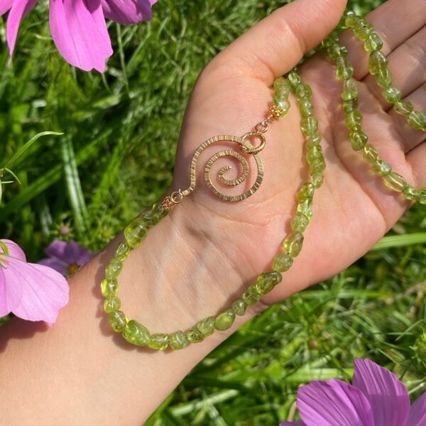 WISE WOMAN · Peridot · Spirale vergoldet – Bild 2