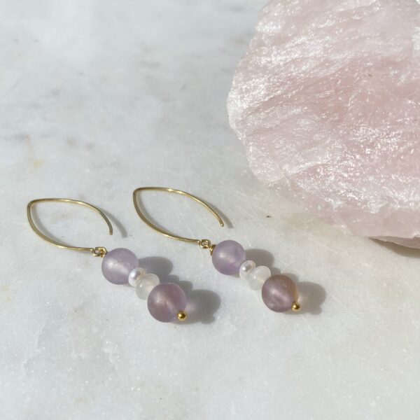 HÖHERES SELBST Ohrhänger Amethyst · Weißer Mondstein · Perle – Bild 3
