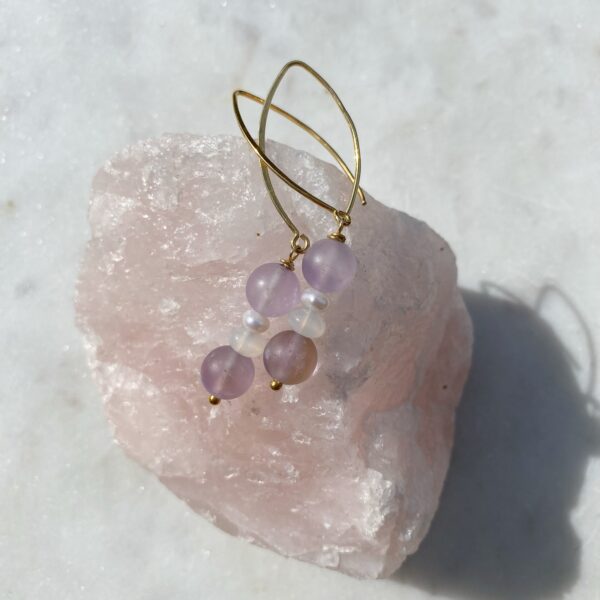 HÖHERES SELBST Ohrhänger Amethyst · Weißer Mondstein · Perle – Bild 2