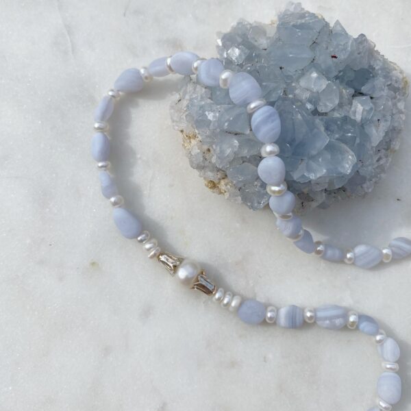 HIMMELSGÖTTIN Blauer Chalcedon · Süßwasserperle – Bild 2