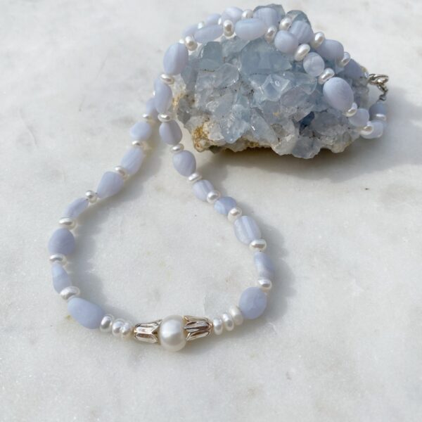 HIMMELSGÖTTIN Blauer Chalcedon · Süßwasserperle – Bild 3