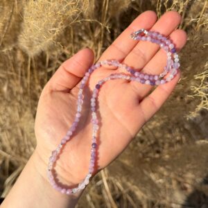 Zarte Kette mit Lepidolith · Amethyst · Regenbogenmondstein
