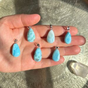 Zarter Larimar Anhänger • 925 Silberöse (rhodiniert)