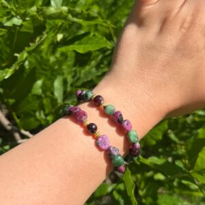 ERDUNG IM WANDEL Armband Rubin in Zoisit · Granat · vergoldet